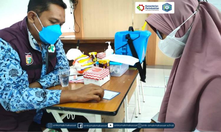 { S M A K - M A K A S S A R} : Pelaksanaan Vaksinasi tahap pertama di SMK SMAK Makassar