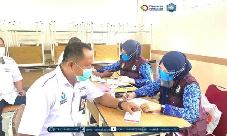 { S M A K - M A K A S S A R} : Pelaksanaan Vaksinasi tahap pertama di SMK SMAK Makassar